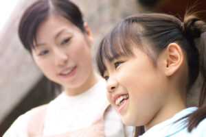 子供をみつめるお母さん