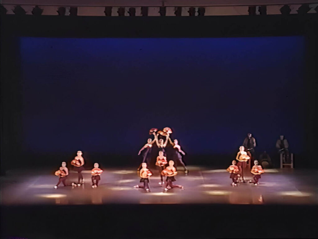 アジアンドラムスー扇子を持ってポーズするダンサーたち