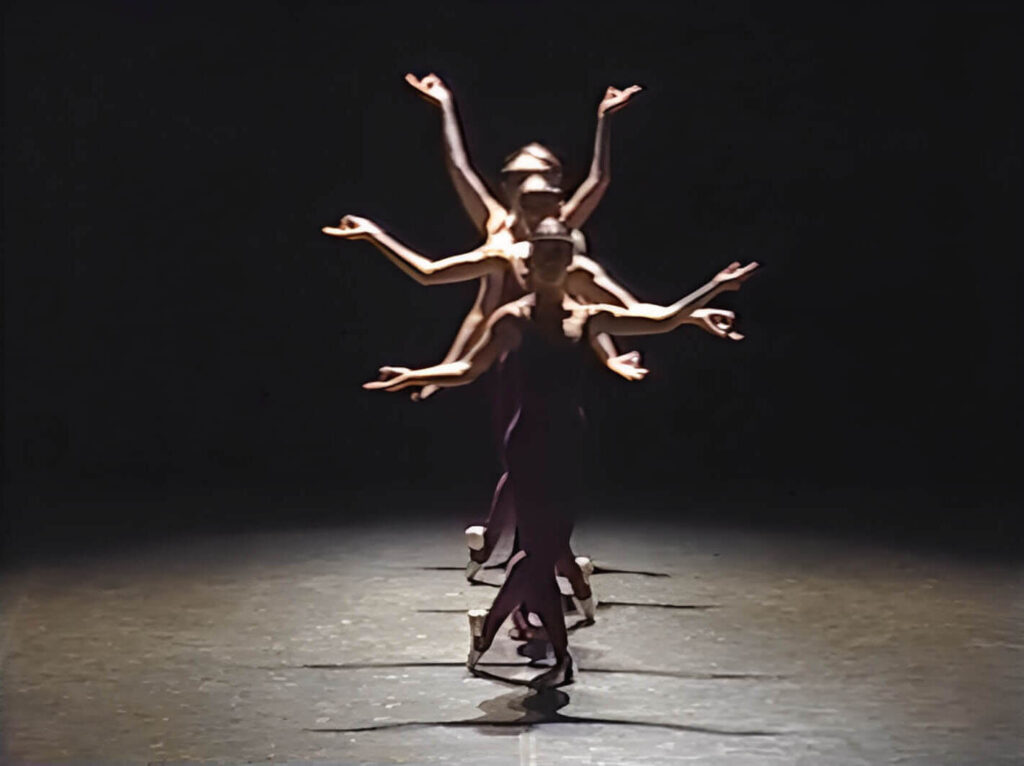 アジアンドラムスーオープニングのポーズ