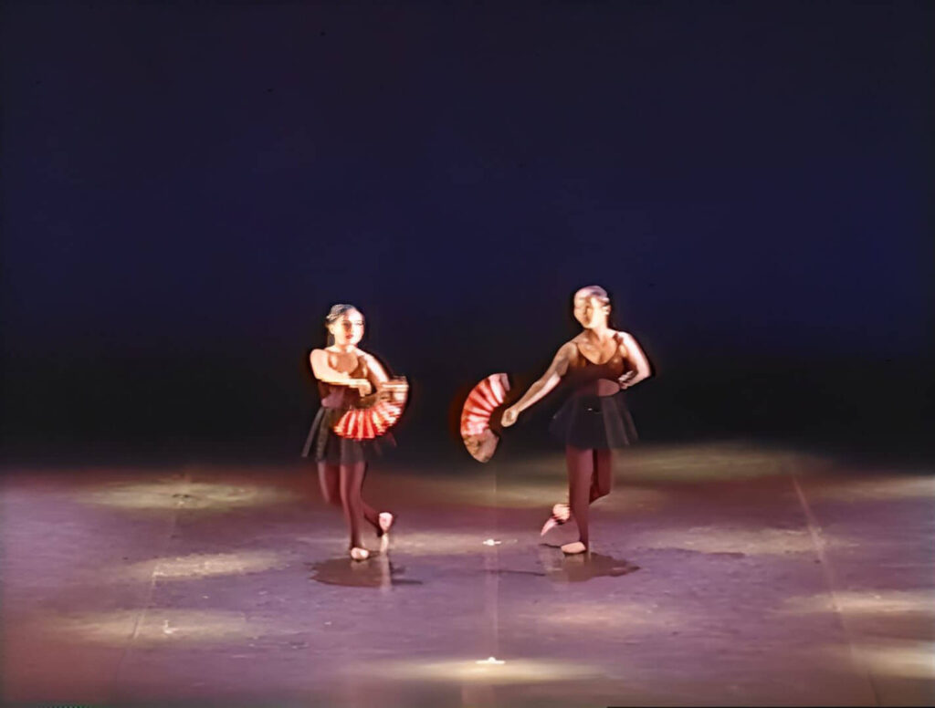 アジアンドラムスー扇子を持って踊る２人のダンサー
