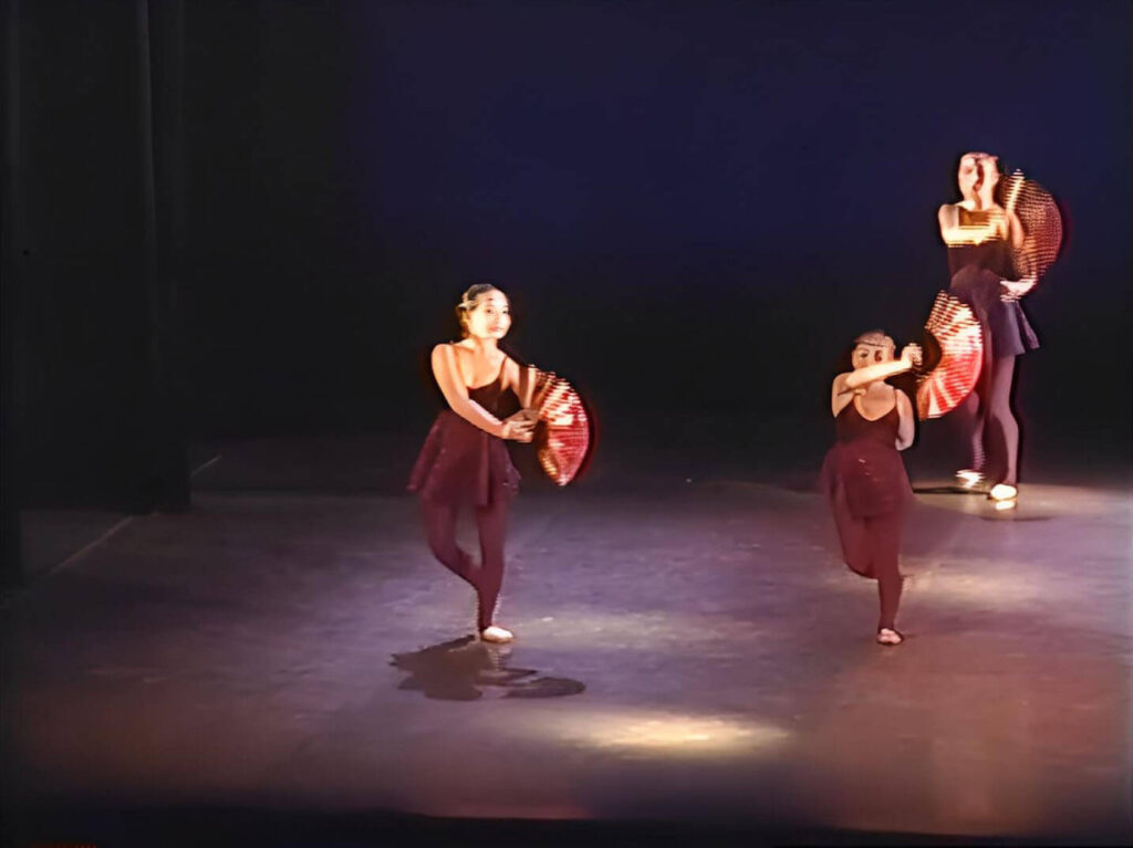 アジアンドラムスー扇子を持って踊る3人のダンサー