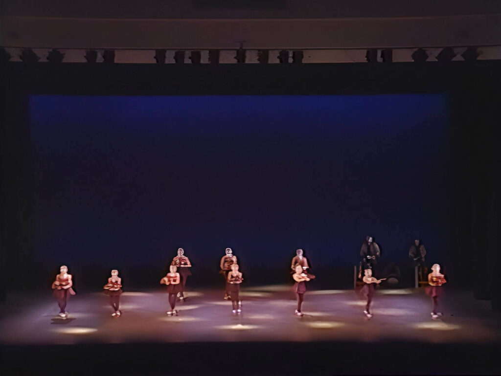 アジアンドラムスー扇子を持ってポーズするダンサーたち