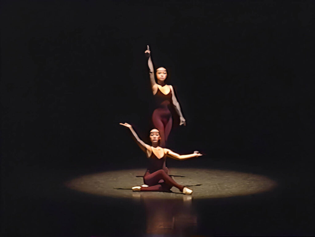 アジアンドラムスーポーズする2人のダンサー